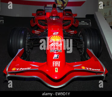 La Ferrari F2008, exposée au Museo Ferrari, présente l’emblématique voiture de formule 1 conçue pour la saison 2008. Son design aérodynamique élégant et ses innovations en matière d'ingénierie soulignent les prouesses de Ferrari dans les sports mécaniques. Banque D'Images