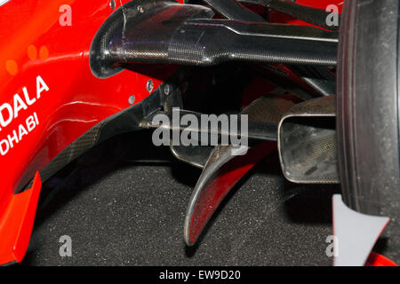 Le système de suspension avant de la Ferrari F2008, exposé au Museo Ferrari, démontre l'ingénierie automobile avancée utilisée en formule 1. La conception privilégie la performance, la stabilité et le contrôle, contribuant ainsi au succès de Ferrari pendant la saison 2008. Banque D'Images