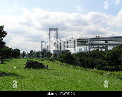Le Rainbow Bridge, qui enjambe le port de Tokyo, est un pont suspendu emblématique reliant Odaiba au centre de Tokyo. Inauguré en 1993, le pont sert à la fois de principale voie de transport et de point de repère touristique populaire, offrant une vue panoramique sur les gratte-ciel et le port de Tokyo. Banque D'Images
