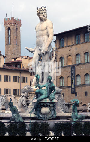 La Fontana del Nettuno (Fontaine de Neptune) à Florence est une fontaine renommée de l'époque Renaissance située sur la Piazza della Signoria. Cette image capture la fontaine en février 2013, mettant en valeur son design classique et son importance historique. Banque D'Images