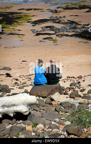 Couple Embleton Northumberland plage face à la mer Banque D'Images