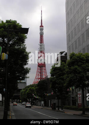 20030727 27 Juillet 2003 La Tour de Tokyo avec Zoujouji Shibakouen Hamamatsu-cho Tokyo Japon Banque D'Images