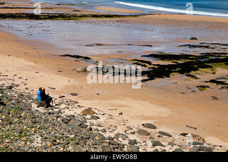 Couple Embleton Northumberland plage face à la mer Banque D'Images