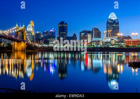 Toits de Cincinnati à l'aube avec les réflexions de l'immeuble dans la rivière Ohio Banque D'Images