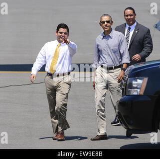 Palm Springs, Californie, USA. 20 Juin, 2015. Le président américain Barack Obama est arrivé à l'Aéroport International de Palm Springs le samedi matin à la fin d'un voyage qui a donné de la côte ouest s'arrête à Los Angeles et San Francisco sur une DNC et de collecte de fonds du DCCC voyage. Obama a quitté l'Air Force One causalement habillés dans une chemise à manches longues avec manches roulées pantalon kaki et en plus d'une paire de lunettes de soleil. Credit : ZUMA Press, Inc./Alamy Live News Banque D'Images