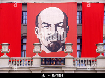 30 avril 1984 - Leningrad, Russie - une bannière géante avec un portrait de Lénine, révolutionnaire communiste et premier chef de l'URSS, couvre la faÃ§ade de Leningrad (Saint-Pétersbourg) City Hall décoré pour le défilé annuel du mois de mai. (Crédit Image : © Arnold Drapkin/Zuma sur le fil) Banque D'Images