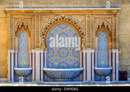 Fontaine traditionnel marocain avec trois bols. Ce dispositif de l'eau avec les becs en laiton est trouvée à la mausolée du roi Mohammed Banque D'Images