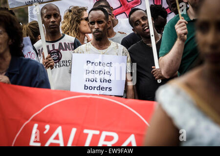 Rome, Italie. 20 Juin, 2015. Les manifestants de participer à un rassemblement pour faire preuve de solidarité pour les centaines de migrants sont morts au cours des derniers mois dans leurs tentatives de traverser la Méditerranée dans des bateaux de fortune à Rome. Il y a environ 5 000 personnes, les syndicats, les politiciens et les ONG ont organisé une manifestation, en face du Colisée à Rome, appelant à la fin de la mort de migrants en Méditerranée et de demander une entrée gratuite à l'Europe et de l'aide de l'Union européenne. © Giuseppe Ciccia/Pacific Press/Alamy Live News Banque D'Images