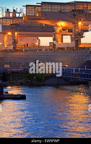 Freighter en train d'être chargé de bois, Quai Duke Point, Nanaimo, île de Vancouver, Colombie-Britannique Banque D'Images