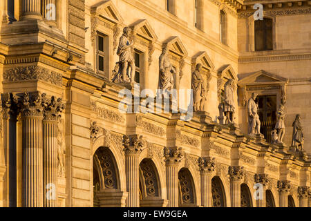 Coucher du soleil sur les statues le long du mur extérieur du musée du Louvre, Paris, France Banque D'Images