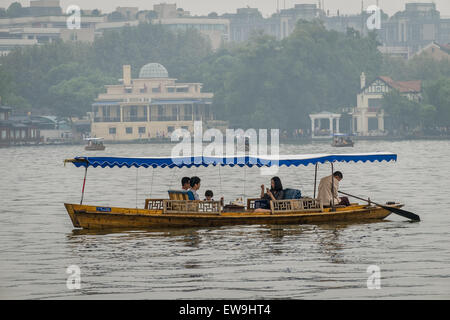 Famille en bateau à grande rangée dans West Lake, Hangzhou, Chine Banque D'Images