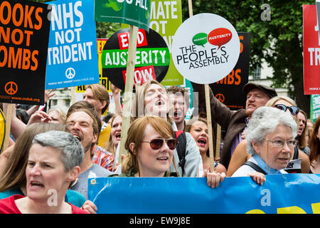 Londres, Royaume-Uni. 20 Juin, 2015. Les manifestants du NHS et chant tenir une banderole et des pancartes comme des milliers de manifestants contre l'austérité. Londres, Royaume-Uni. Le 20 mars 2015. Credit : Redorbital Photography/Alamy Live News Banque D'Images