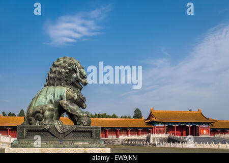 Lion gardien de bronze masculin devant la porte de l'harmonie suprême dans la Cité interdite, Beijing, Chine Banque D'Images