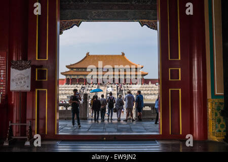 Les touristes l'affichage hall vu par une porte Banque D'Images