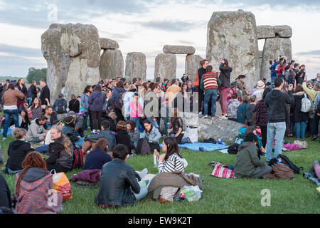 20 juin 2015 Stonehenge se sentir l'énergie des pierres à Stonehenge pour le solstice d'été Crédit : Paul Chambers/Alamy Live News Banque D'Images