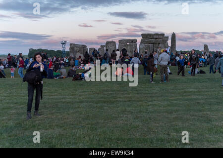 20 juin 2015 Stonehenge se sentir l'énergie des pierres à Stonehenge pour le solstice d'été Crédit : Paul Chambers/Alamy Live News Banque D'Images