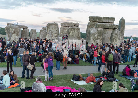 20 juin 2015 Stonehenge se sentir l'énergie des pierres à Stonehenge pour le solstice d'été Crédit : Paul Chambers/Alamy Live News Banque D'Images