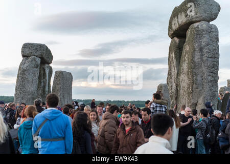 20 juin 2015 Stonehenge se sentir l'énergie des pierres à Stonehenge pour le solstice d'été Crédit : Paul Chambers/Alamy Live News Banque D'Images