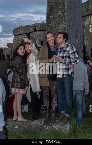 20 juin 2015 Stonehenge se sentir l'énergie des pierres à Stonehenge pour le solstice d'été Crédit : Paul Chambers/Alamy Live News Banque D'Images