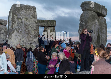 20 juin 2015 Stonehenge se sentir l'énergie des pierres à Stonehenge pour le solstice d'été Crédit : Paul Chambers/Alamy Live News Banque D'Images