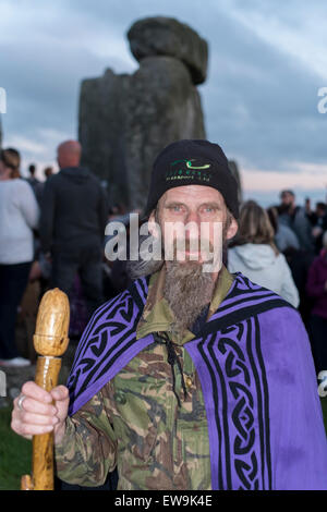 20 juin 2015 Stonehenge se sentir l'énergie des pierres à Stonehenge pour le solstice d'été Crédit : Paul Chambers/Alamy Live News Banque D'Images