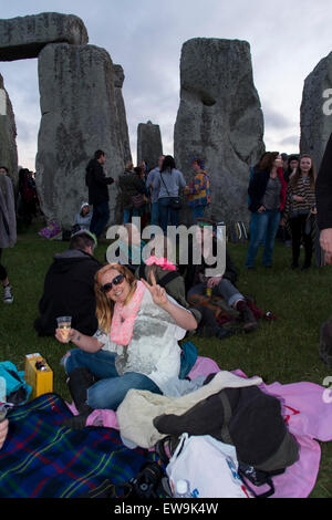 20 juin 2015 Stonehenge se sentir l'énergie des pierres à Stonehenge pour le solstice d'été Crédit : Paul Chambers/Alamy Live News Banque D'Images