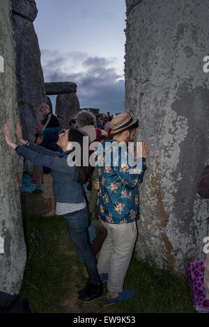 20 juin 2015 Stonehenge se sentir l'énergie des pierres à Stonehenge pour le solstice d'été Crédit : Paul Chambers/Alamy Live News Banque D'Images