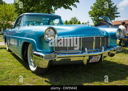 PAAREN IM GLIEN, ALLEMAGNE - le 23 mai 2015 : personnel à la voiture de luxe Lincoln Continental Mark II. L'oldtimer show à MAFZ. Banque D'Images