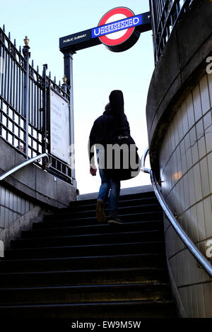 Un homme monte escalier avec une guitare sur le dos Banque D'Images