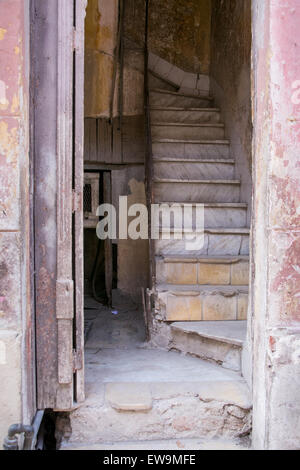 Un escalier dans un immeuble ancien de la Vieille Havane, Cuba. Banque D'Images