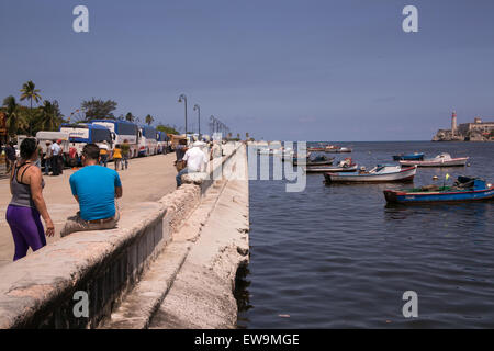 Les gens sur le Malecon à La Havane, Cuba. Banque D'Images