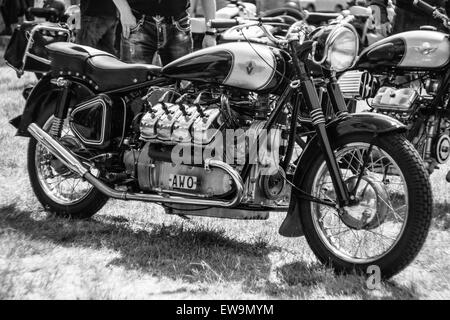 PAAREN IM GLIEN, ALLEMAGNE - le 23 mai 2015 : Une moto avec 8 cylindres (moteur V8). Noir et blanc. L'oldtimer show à MAFZ. Banque D'Images