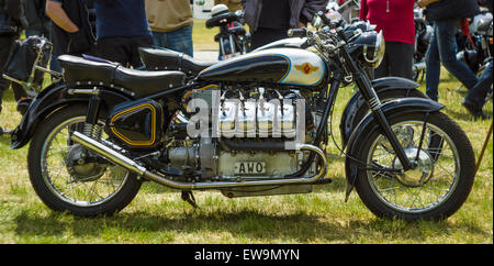 PAAREN IM GLIEN, ALLEMAGNE - le 23 mai 2015 : Une moto avec 8 cylindres (moteur V8). L'oldtimer show à MAFZ. Banque D'Images