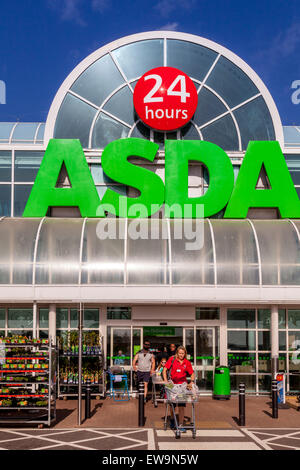Supermarché Asda extérieur, Brighton, Sussex, UK Banque D'Images