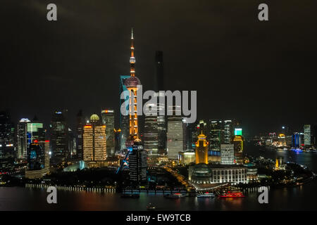 Jin Mao Tower, Shanghai Tower, Shanghai World Financial Center et l'Oriental Pearl TV Tower ; illuminé la nuit, Shanghai, Chine Banque D'Images