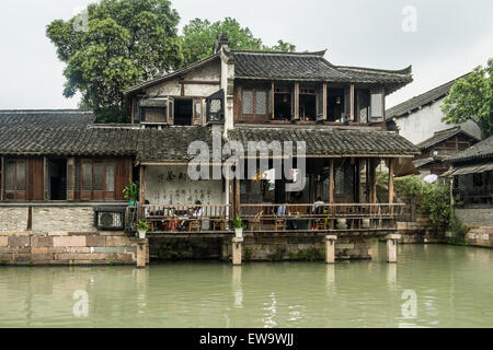 Restaurant chinois traditionnel au coin d'un canal dans la pittoresque ville aquatique historique de Wuzhen, Xizha, Chine Banque D'Images