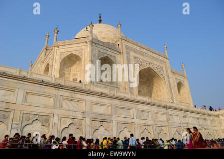 Les touristes Les gens en attente à merveille du monde Taj Mahal Agra Inde Banque D'Images