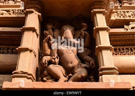 Khajuraho Dancing Ganesha Dieu la pierre ancienne Sculpture sculpté sur Khajuraho Inde Temple Ganesh Dieu Statue Banque D'Images