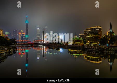 Ville illuminée sur l'eau Banque D'Images