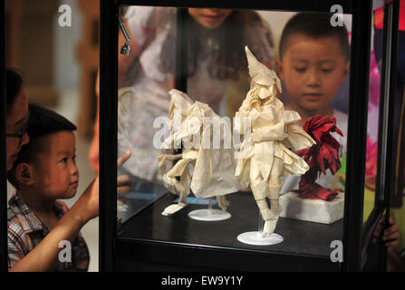 Wuhan, province du Hubei en Chine. 20 Juin, 2015. Les enfants regardent, sculptures de papier à Wuhan, capitale de la province du Hubei en Chine centrale, le 20 juin 2015. Une exposition d'art papier ici affiche plus de 100 œuvres d'origami. © Shi Wei/Xinhua/Alamy Live News Banque D'Images