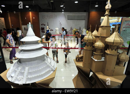 Wuhan, province du Hubei en Chine. 20 Juin, 2015. Les enfants regardent un châteaux de papier à Wuhan, capitale de la province du Hubei en Chine centrale, le 20 juin 2015. Une exposition d'art papier ici affiche plus de 100 œuvres d'origami. © Shi Wei/Xinhua/Alamy Live News Banque D'Images