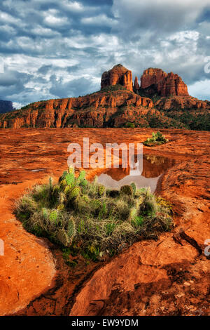 Après-midi, orage se développe sur Sedona Red Rock Country avec cette réflexion piscine mesa de l'Arizona's Cathedral Rock. Banque D'Images