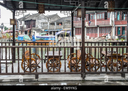 Bancs en bois et maisons traditionnelles chinoises dans la pittoresque ville aquatique historique de Zhouzhuang, en Chine Banque D'Images