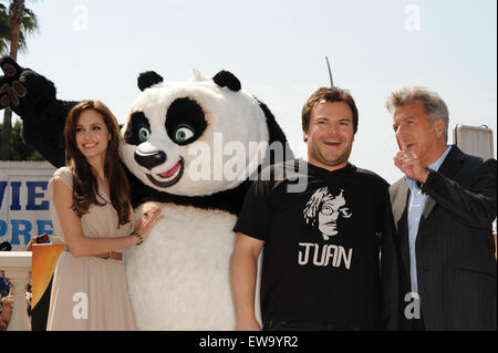 CANNES, FRANCE - 12 MAI 2011 : Angelina Jolie, Jack Black et Dustin Hoffman à une séance de photos pour leur nouveau film d'animation "Kung Fu Panda 2' à la 64e Festival de Cannes. Banque D'Images