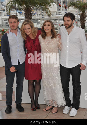 CANNES, FRANCE - 15 MAI 2011 : : Brady Corbet LtoR & Louisa Krause & Elizabeth Olsen & directeur Sean Durkin au photocall pour leur film 'Martha Marcy Marlene mai' au 64e Festival de Cannes. Banque D'Images