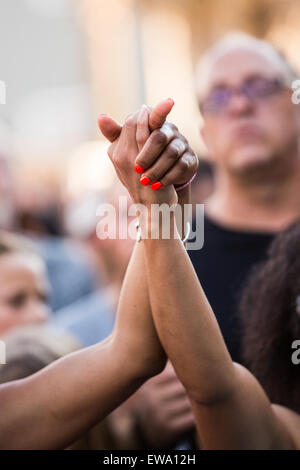 Tenir la main du défunt dans l'unité pendant une prière impromptue lors d'un mémorial de fortune à l'extérieur de la mère historique Emanuel African Methodist Episcopal Church, 20 juin 2015 à Charleston, Caroline du Sud. Plus tôt dans la semaine un suprémaciste blanc homme tué 9 membres à l'église noire. Banque D'Images