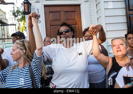 Tenir la main du défunt dans l'unité pendant une prière impromptue lors d'un mémorial de fortune à l'extérieur de la mère historique Emanuel African Methodist Episcopal Church, 20 juin 2015 à Charleston, Caroline du Sud. Plus tôt dans la semaine un suprémaciste blanc homme tué 9 membres à l'église noire. Banque D'Images