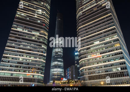 Tour de Shanghai illuminée entre 2 gratte-ciel bâtiments à Pudong, Shanghai, Chine Banque D'Images
