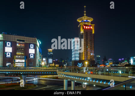 Des bâtiments de la ville la nuit Banque D'Images