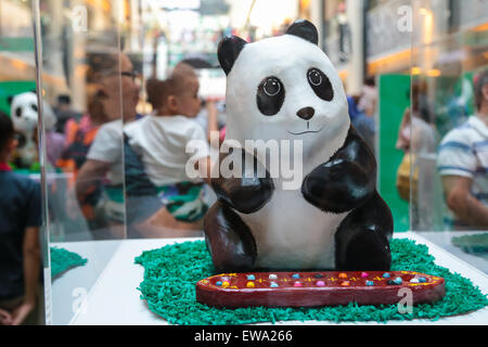 Jouer à panda de mache congkak Pandas 1600 campagne par le WWF à Publika shopping mall à promouvoir la préservation de l'environnement. Banque D'Images